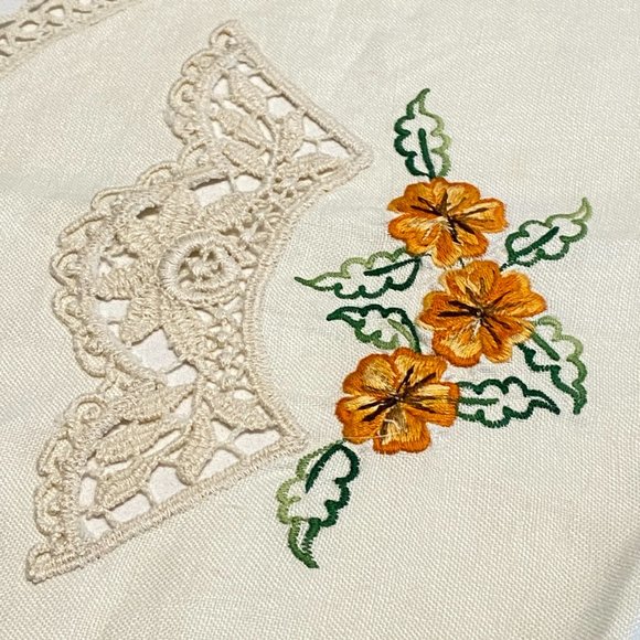 Vintage Oval Doily Centrepiece  Embroidery Linen Floral - Picture 3 of 6